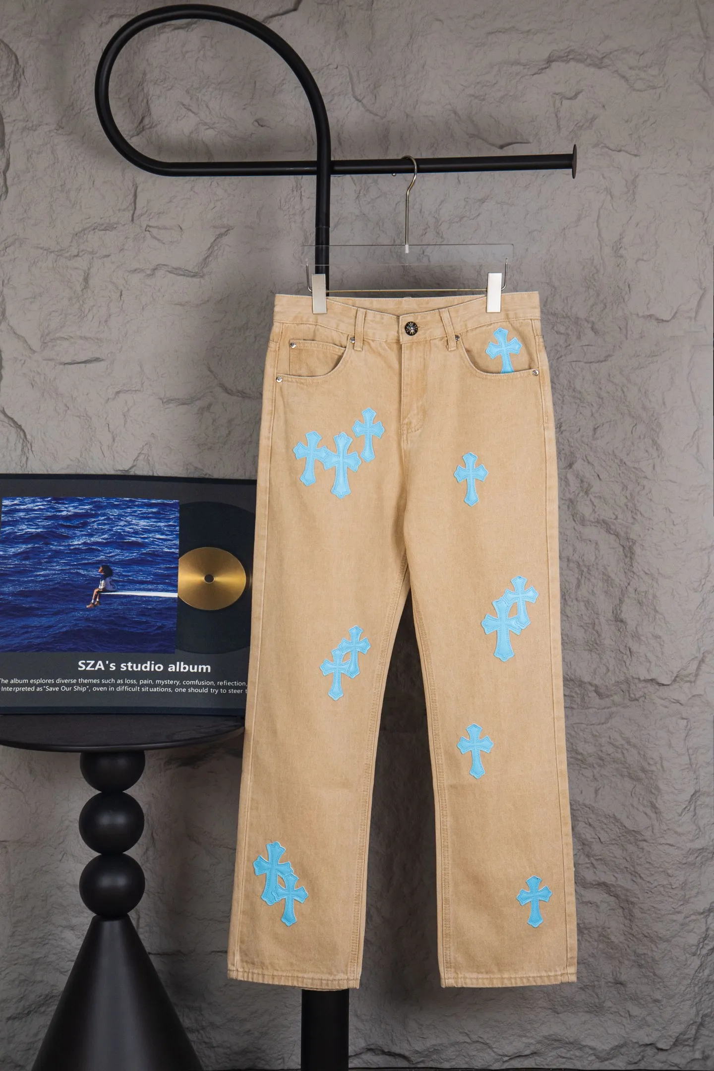 P260 top version CH Chromehearts Miami-limited fluorescent blue cross patch khaki jeans, counter price 34W level, patch cross pattern embellishment, washed jeans! ! An absolutely high-end luxury product, a 1.9W-level god-level single product, a super popular product, made by top heavy industry, a magic weapon that cannot be missed! [About Zangyin] This is an extremely luxurious fashion brand that can also be called the aristocracy of the high street. It has always been an exclusive brand for some hipsters or rich second generations. Compared with ordinary high streets, it is more luxurious and noble. Compared with luxury brands, it is more fashionable and individual. It has always been a brand that I have a special liking for. [Top heavy industry fashion design] Consistently high-street luxury style. Speaking of this style, the Zangyin family and GU family are definitely the leading representative brands. Especially the Zangyin family has really achieved a state-of-the-art effect in creating high-street style. The unique washed material is used to create this style. The color system is already quite eye-catching. After it is decorated with patchwork cross flowers, it cleverly highlights the charm of the brand. Secondly, this style uses classic The high-waist cutting design highlights the long legs and fashionable temperament of the upper body. The brand is highly recognizable and the slim fit configuration is more suitable for daily wear. It is a product that interprets personality, fashion, and specifications at a glance. This single product is enough to make any fan excited. It can be a white T-shirt for a youthful college style, or a tight suspender for a royal style. It has strong matching ability and can be easily controlled by men.  [Materials and craftsmanship] Needless to say, this point goes without saying. As an excellent craftsman brand, Zangyin’s requirements for details and craftsmanship are really perfect. The washed color of this model has gone through so many processes, not to mention the embellishment of denim appliques. It is also purely hand-made and sewn. Just like what they believe in, only hand-made things have soul and have the meaning of wear. A top-notch heavy-duty fashionable denim item, I look forward to your perfect interpretation! !  Color: Khaki Size: 28-34